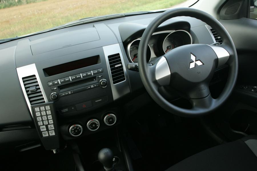  Mitsubishi Outlander UK Police Car 2008 года  (фото 2 из 11)